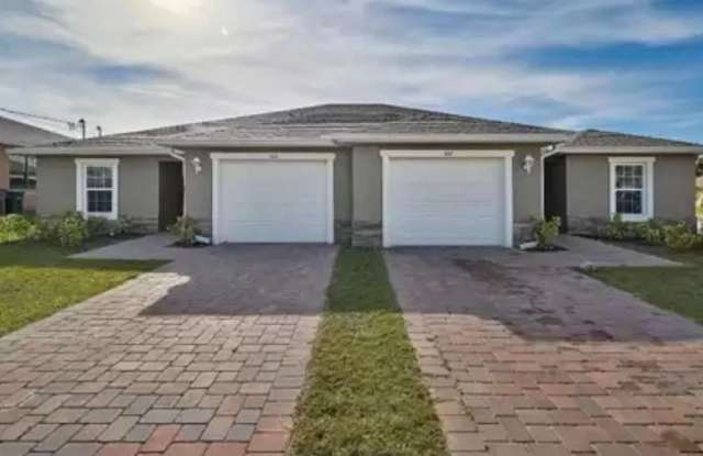 4605 SW 9th Ave photos photos