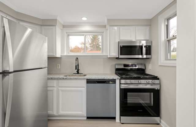 Gorgeous 2 bedroom home in Munhall available May 1st! Accepting Section 8! - 108 Farragut Street, Munhall, PA 15120