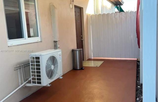 4050 SW 5th Ter photos photos