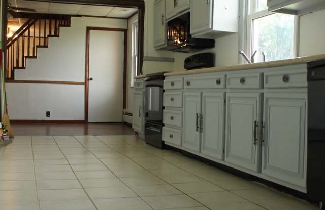 Spacious Semi-Detached Home Gallery 4