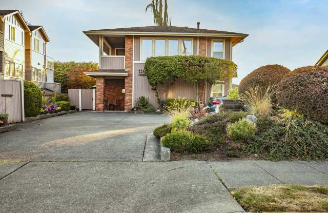 220 4th Ave S - 2 photos photos