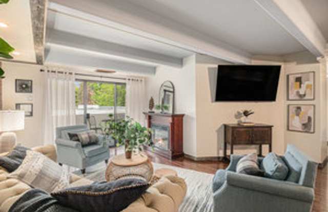 Cute 2 Bed Condo in Old Town photos photos