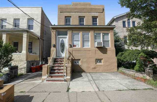 244 RIVERVIEW PL - 244 Riverview Place, Cliffside Park, NJ 07010