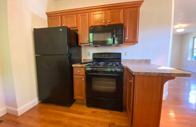 Rarely Available Four Bedroom in Squirrel Hill! Fully Equipped Kitchen! Call Today! photos photos