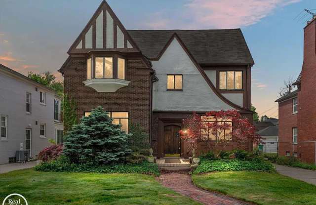 Charming 4BR House in Grosse Pointe Gallery 1