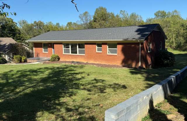 Newly Remodeled 3BR Basement Home | 2400 Sq Ft | 2-Car Garage | 424 Bridge View Knoxville 37914 Gallery 4