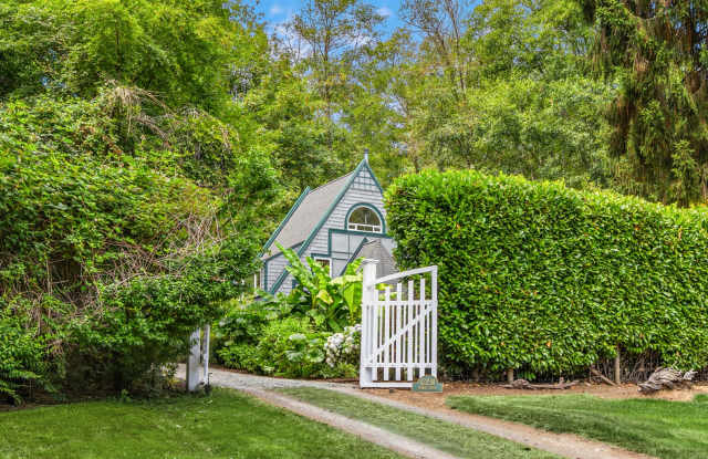 Bainbridge Island Oasis Gallery 3