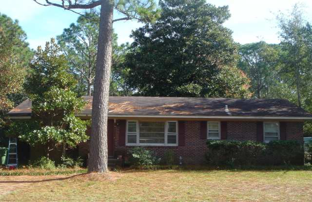 Large Brick home on UNCW bike trail, Wrightsville Ave area, huge back yard, student friendly photos photos