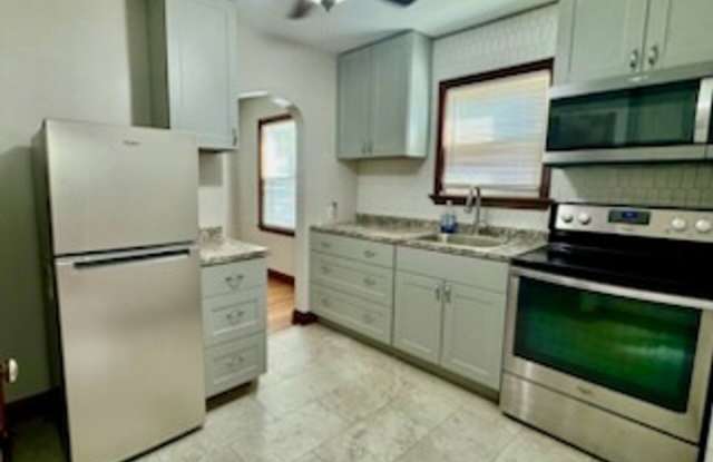 Fully Remodeled single family house!  3 bedrooms, full kitchen, full bath, living room photos photos