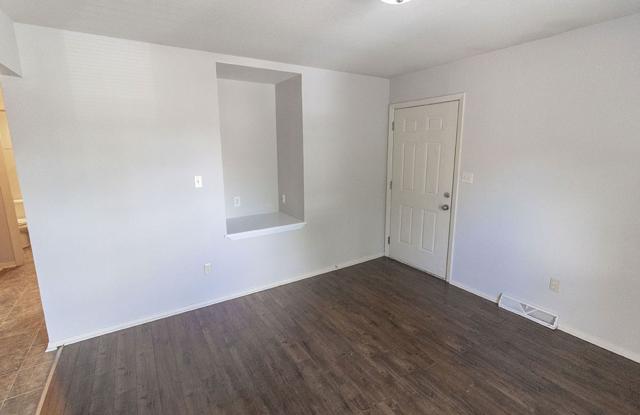 Stonegate Complex -- Fully Furnished and Utilities Included! Gallery 4