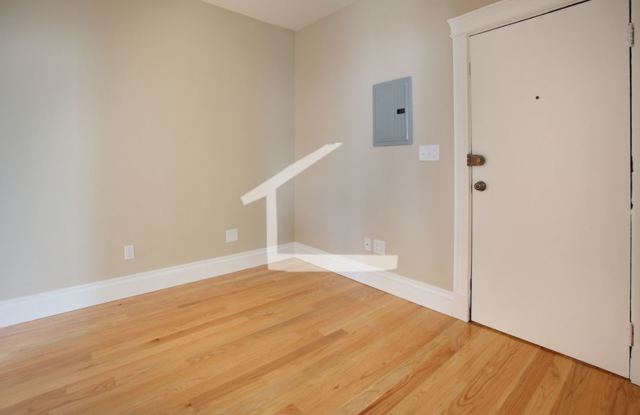 Nice 2 bed steps from Berklee College Gallery 3