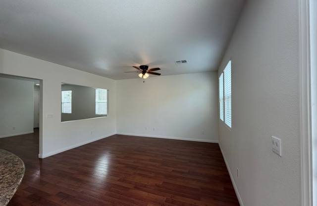 Great location in between Rhodes Ranch and South Summerlin Gallery 4