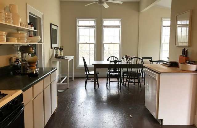 Two Bedroom Cozy House! Gallery 3
