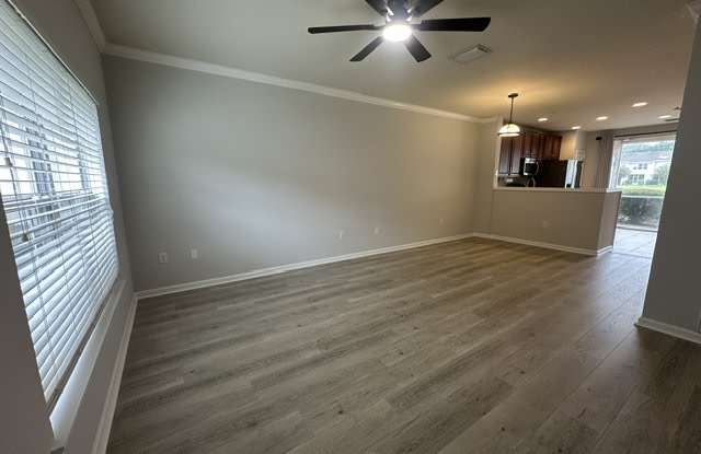 6592 Arching Branch Circle Gallery 3