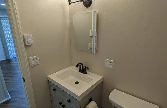 Lindsay Road, 411 photos photos