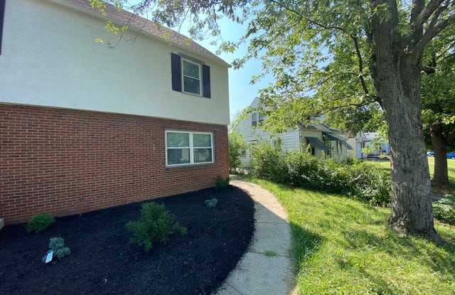 136 North Everett Avenue Gallery 2