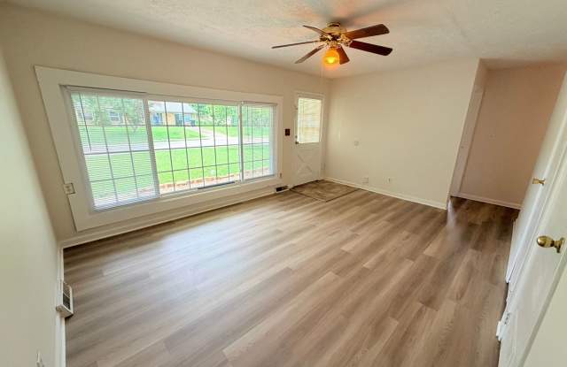 PRICE REDUCED: 2 Bedroom/1 Bathroom located at 845 Middle Dr. in New Whiteland, IN. Gallery 4