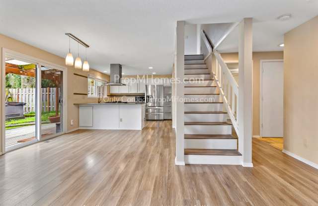 Spacious 3 Bedroom Home in West Linn w/ Modern Amenities! photos photos
