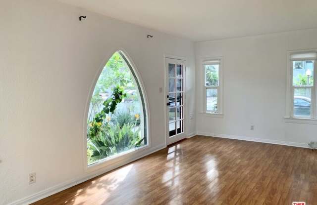 4232 Lincoln Ave Gallery 4