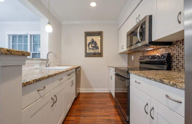 Spacious 2/2 Condo w/ Great Roommate Setup! photos photos