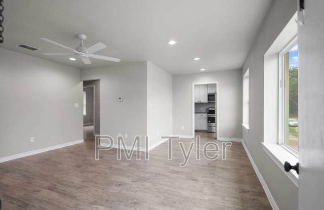 1816 West Oakwood Street Gallery 1