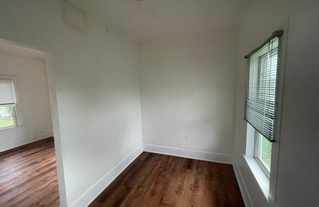 ***PENDING APPLICATION***Cozy one bedroom with den and 1 car garage. Nicely located right in the middle of town. - 1061 Southeast Ely Street, Oak Harbor, WA 98277