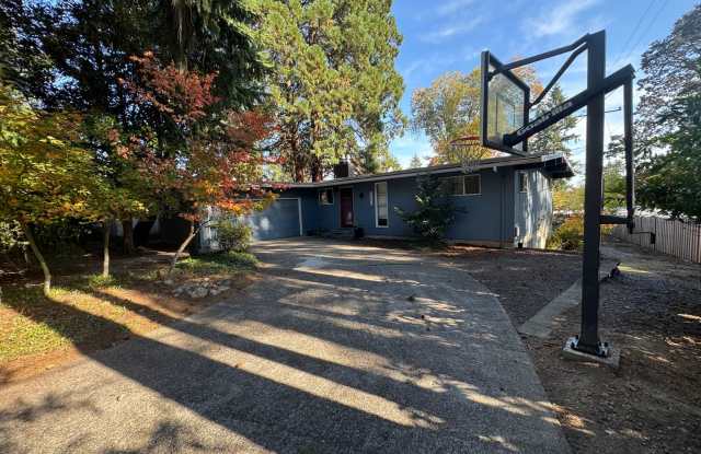 NOVEMBER FREE! Huge 5 Bedroom 2 1/2 Bath Nestled in Nature, Close to Everyday Amenities Gallery 1
