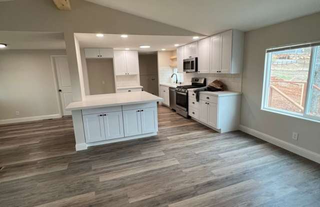 Super Cute 3 bedroom home located in the Foothills near Don Pedro Lake Gallery 4