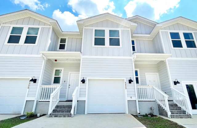 Conveniently Located Townhome in Beulah photos photos