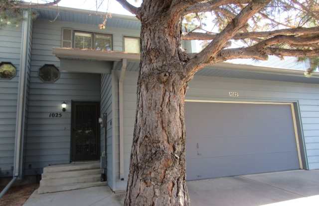 Great Townhouse on Quiet Eastside 3 bd, 2.5 w 2 Car Garage Gallery 1