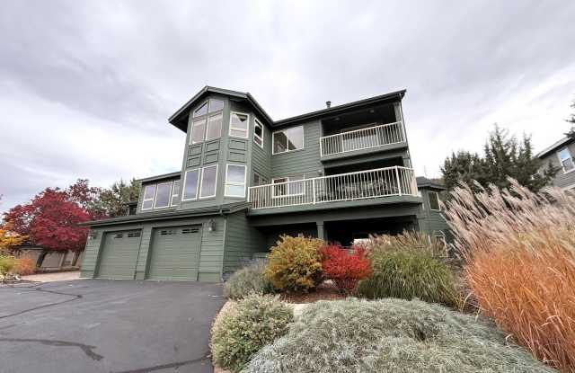 GORGEOUS EAGLE CREST HOME WITH TONS OF AMENITITES! - 10464 Bitterbrush Court, Eagle Crest, OR 97756