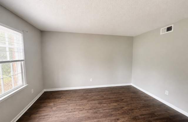 Two bedroom, 1.5 bath in Graham--McAden Place Gallery 3