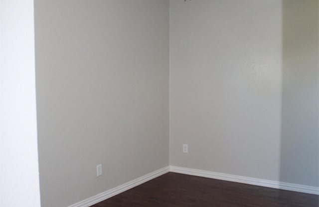 218 1/2 College Dr. Gallery 4