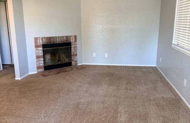 Comfortable 2 Bedroom, 2 Bath Home with Garage & Fireplace! Gallery 4