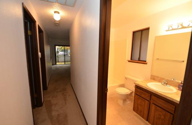 Bright & Beautiful Townhome- Fully Remodeled Kitchen and Bathrooms - Spacious Yard! Gallery 3