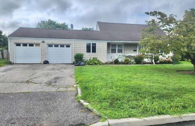 112 Deer Lake Drive - 112 Deer Lake Drive, North Babylon, NY 11703