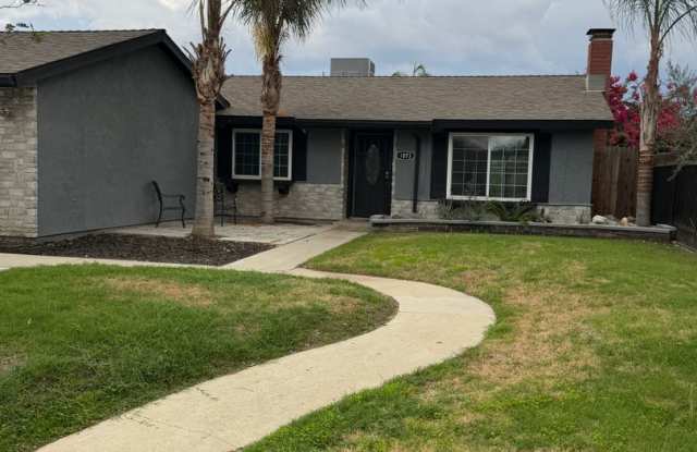 Charming 3 bedroom 2 bathroom home located in North Hanford Gallery 4