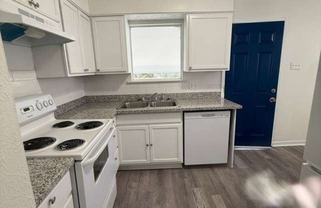 Remodeled 3 bedrooms 1.5 bath home in the Ready to Move-in! Gallery 4