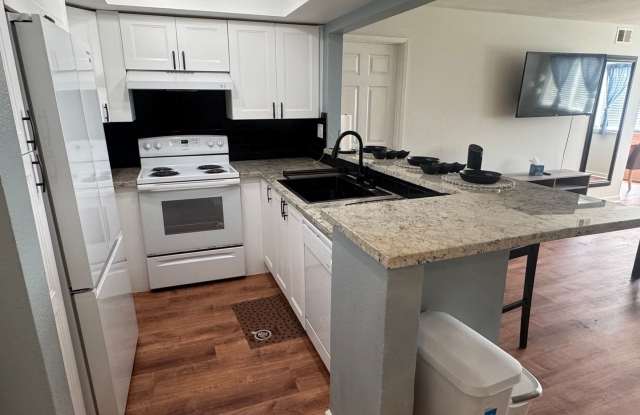 Beautifully updated 2-bedroom condo close to shopping and public transportation Gallery 4
