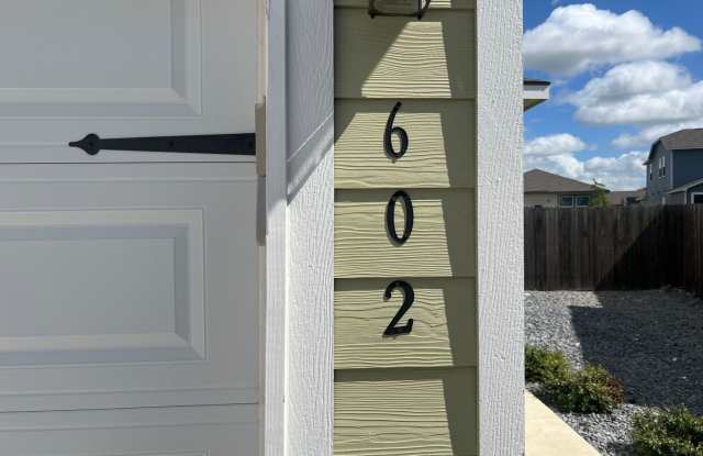 2-Story Luxury duplex in Seguin Gallery 3