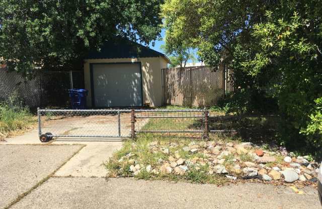 Downtown home with yard! Gallery 3