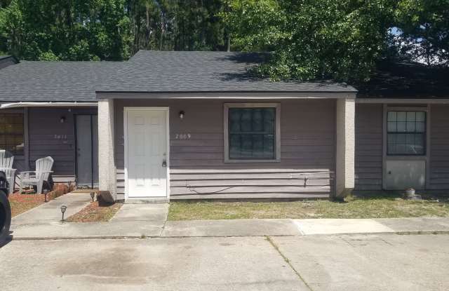 Check Out This 2 bedroom/1 bathroom Duplex! photos photos