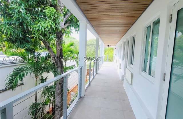 220 Collins Ave Gallery 2