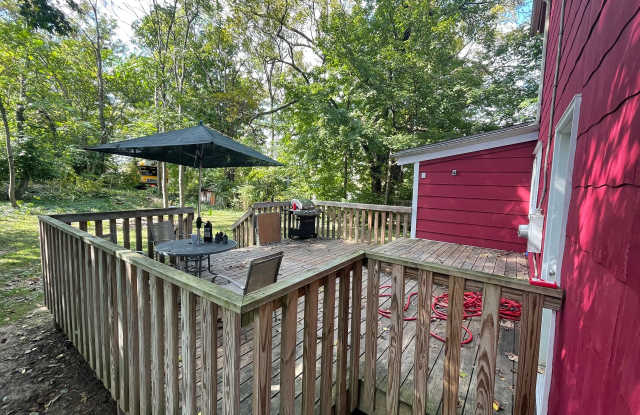 **August 2027** Large Backyard & Back Deck!! 5 Bed, 2 Bath House!! Gallery 4
