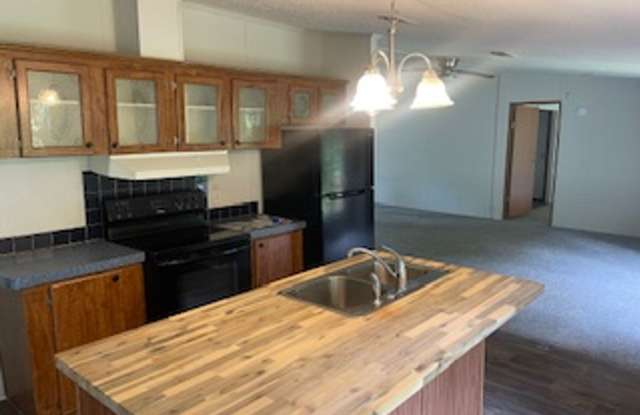 Quincy Mobile Home on 2 Acres Gallery 4