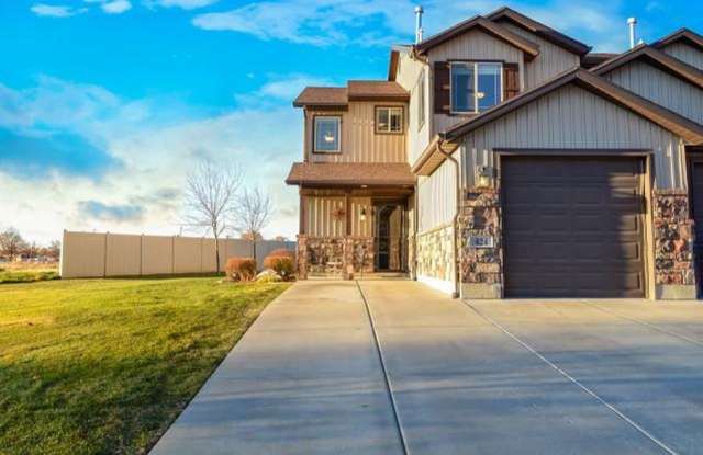 Beautiful end unit town home with garage Gallery 1