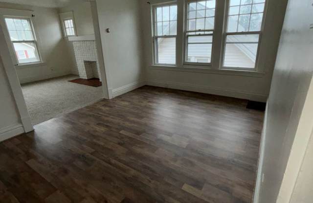 512 E HIllcrest photos photos