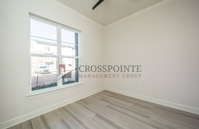 Luxury 3 bedroom, 3.5 Bath, 2 Car Garage Townhome- Fully Furnished! Gallery 4