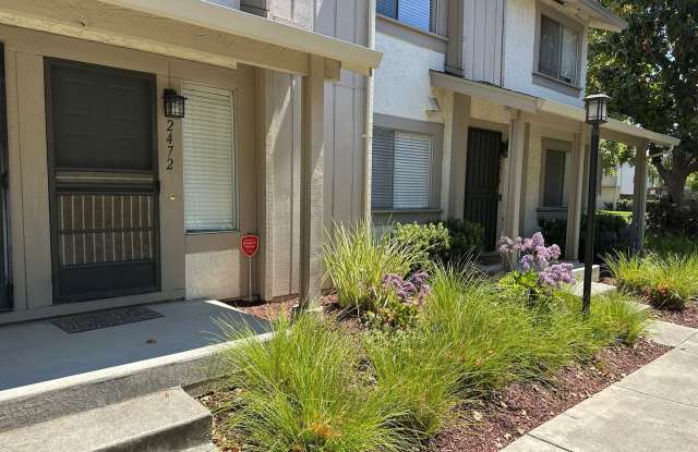 Townhouse 2 bedroom, 2.5 bath, washer/dryer, refrigerator, 1 car garage, patio photos photos
