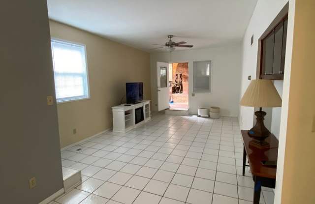 5 Bed/3 Bath Seconds From UC Main Campus Only $775/pp ($3875/mo) Gallery 4